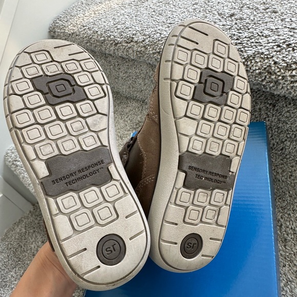 Stride Rite Leather Ryker High top Sneaker in Greige with Box - Picture 7 of 9